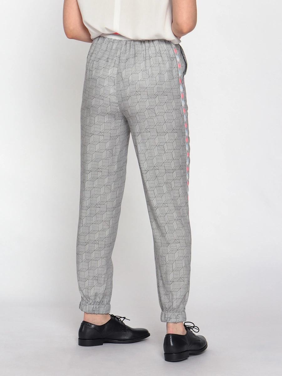 Серые брюки с лампасами